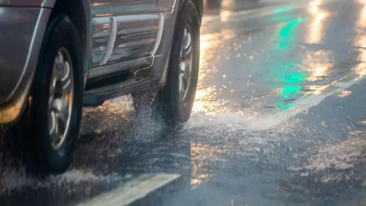 Aquaplaning: Ketika Mobil Menari di area area Atas Air, Ancaman Tersembunyi pada Musim Hujan