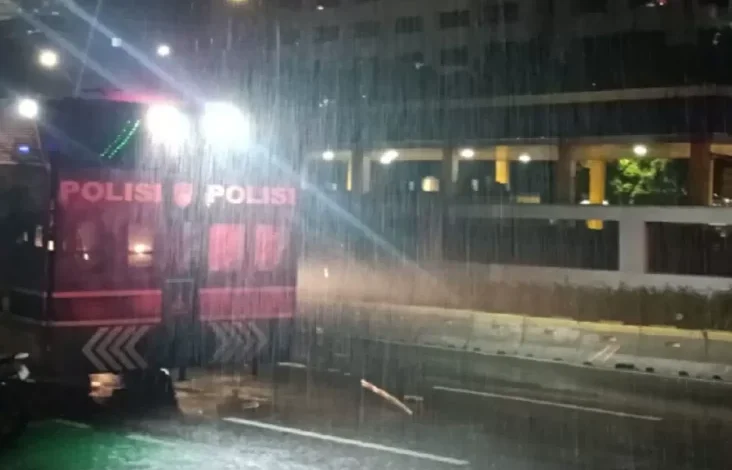 Demo Ricuh Pecah, Polisi Jam Mundur Massa Aksi Tolak UU TNI