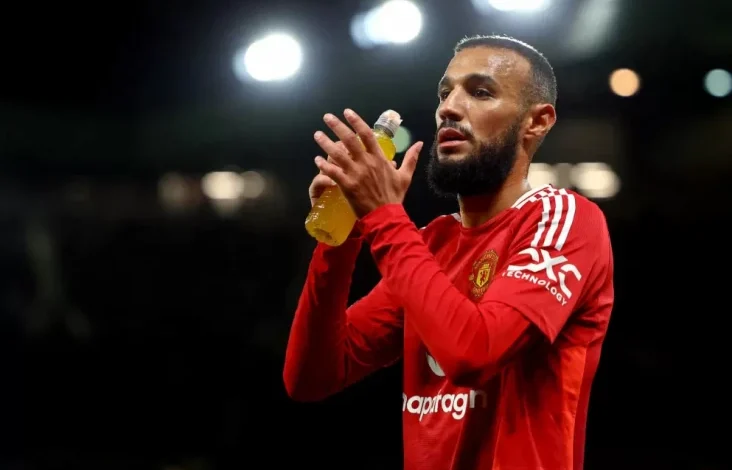 Kisah Noussair Mazraoui yang tersebut digunakan Berbuka Puasa di tempat tempat Old Trafford: Saat Iman juga Sepak Bola Berpadu