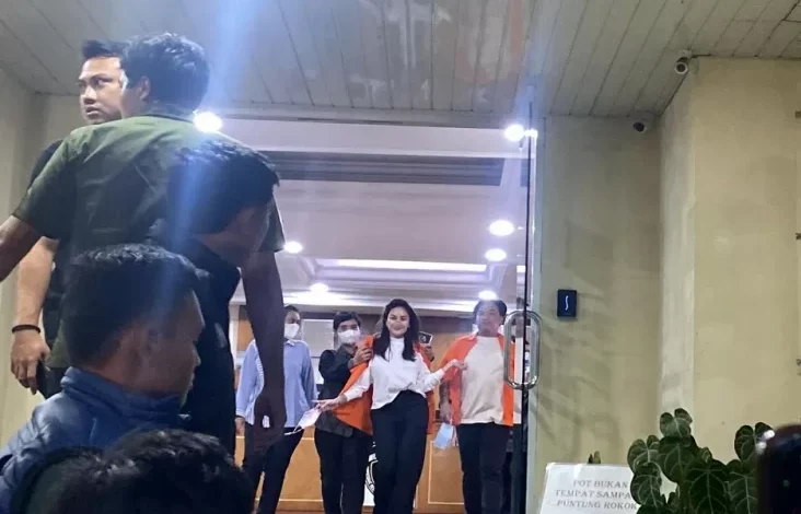 Kronologi Nikita Mirzani Ditahan, Sempat Dicecar 109 Pertanyaan