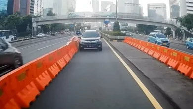 Viral Honda BR-V Oleng dalam di Jalur Contra Flow, Bikin Mobil Lain Hantam Water Barrier